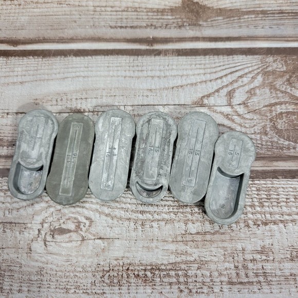 Vintage Singer Button Holder With Attachment Box and booklet. - Picture 3 of 12